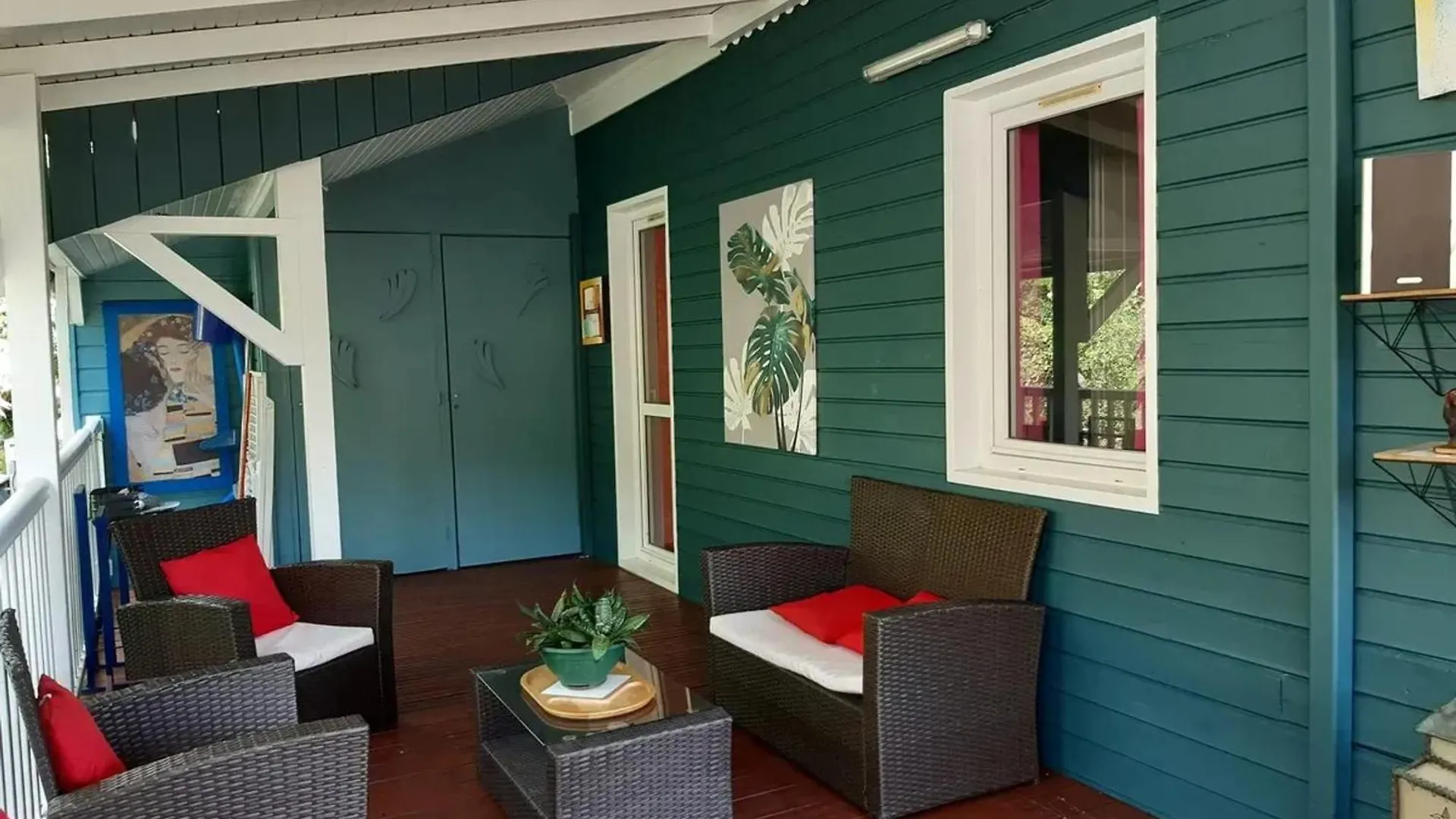 Bungalow de 2 chambres a Bouillante a 100 m de la plage avec vue sur la mer jardin amenage et wifi Hébergement de vacances