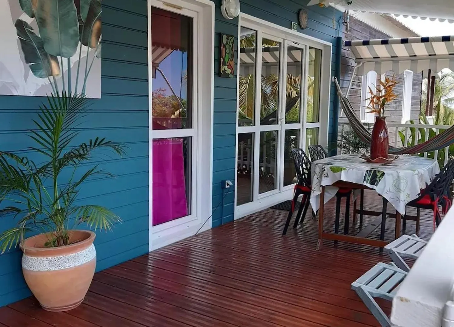 Bungalow de 2 chambres a Bouillante a 100 m de la plage avec vue sur la mer jardin amenage et wifi Hébergement de vacances