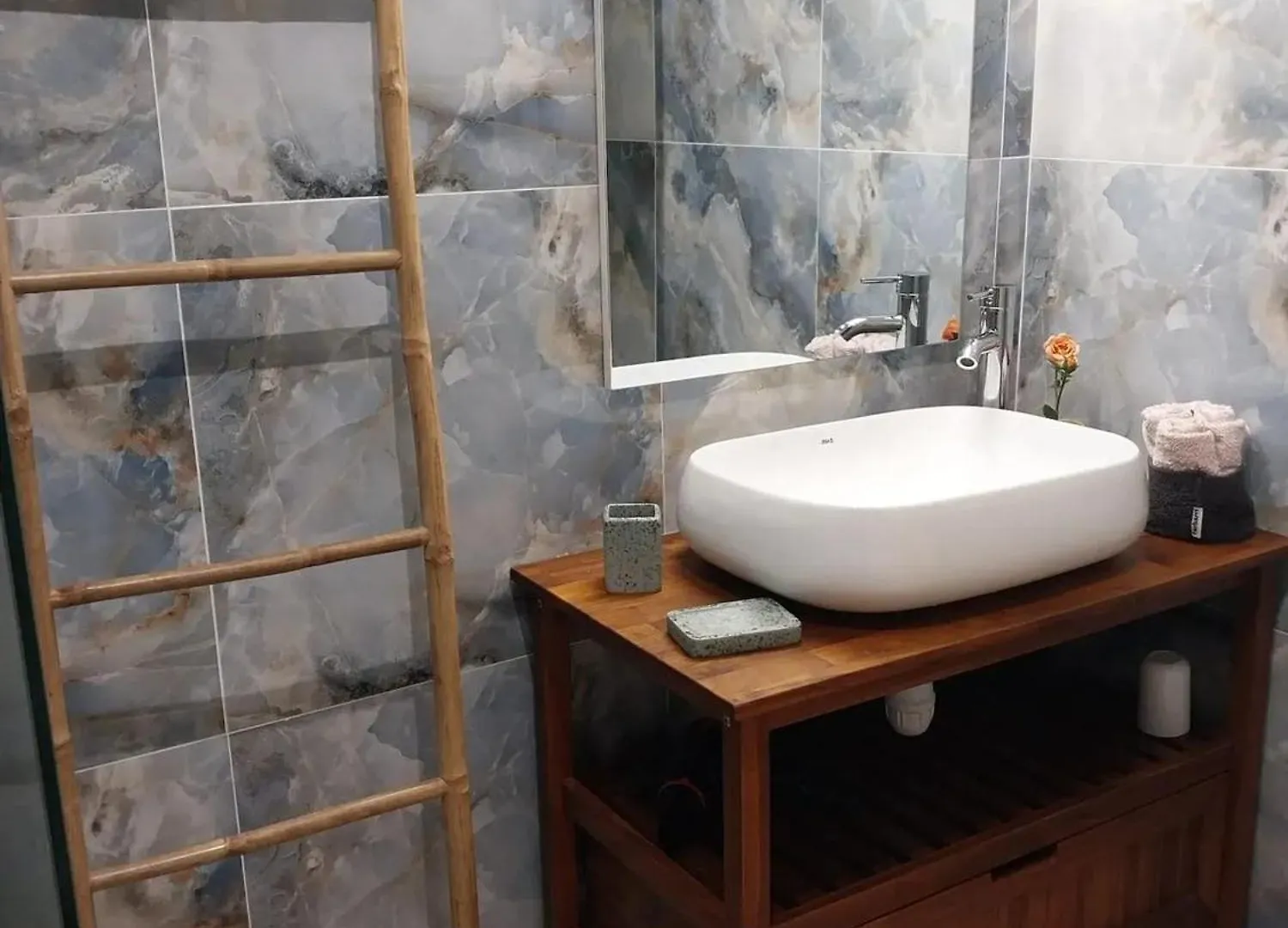 Bungalow de 2 chambres a Bouillante a 100 m de la plage avec vue sur la mer jardin amenage et wifi Hébergement de vacances